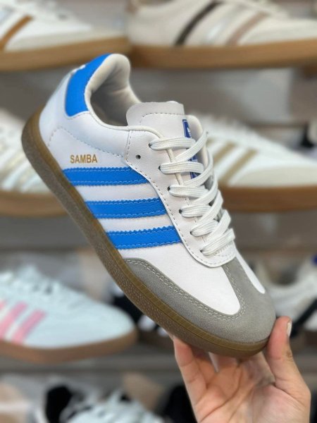 أبيض/أزرق غامق