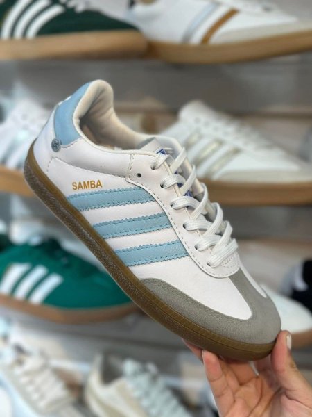 أبيض/أزرق فاتح